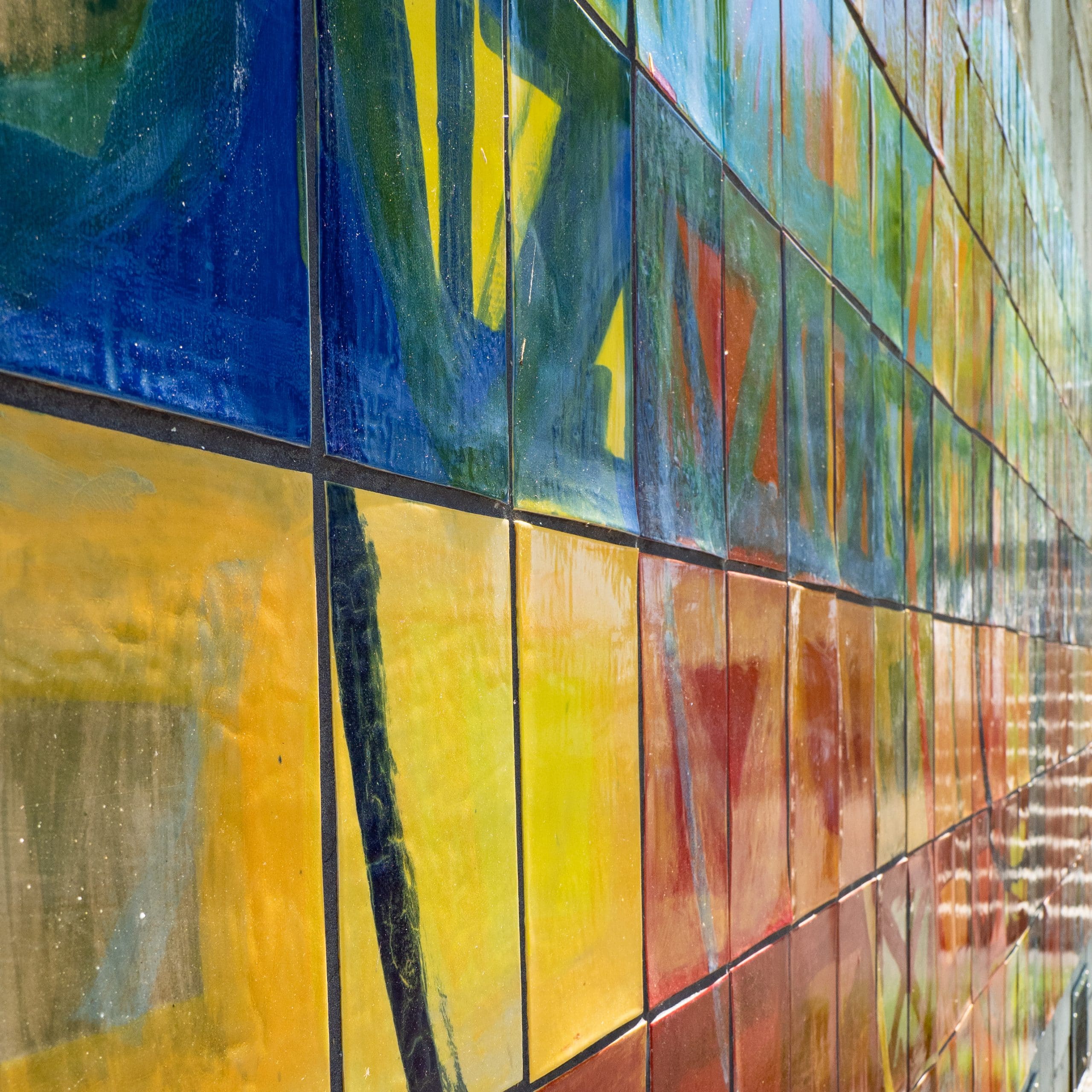 Catalogue d'art public - artiste Carole Beauvais - la Vision. Immense tableau de tuiles de céramique peint de couleurs vives.
