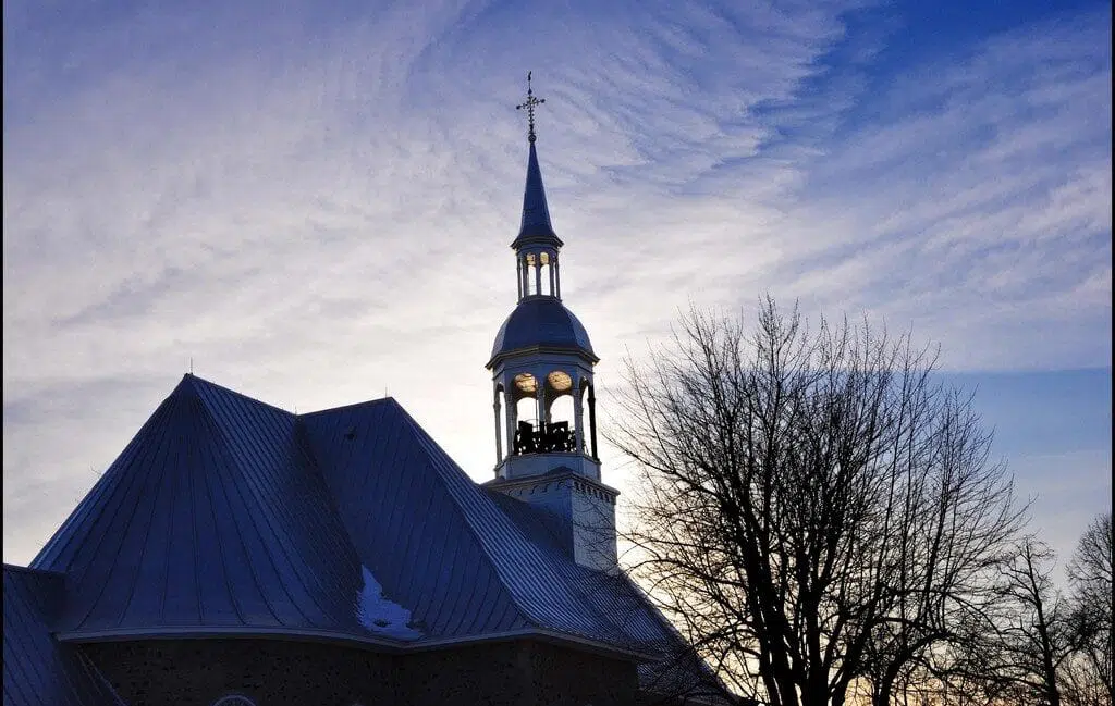 Clocher de l'Église Saint-Famille un soir d'hiver