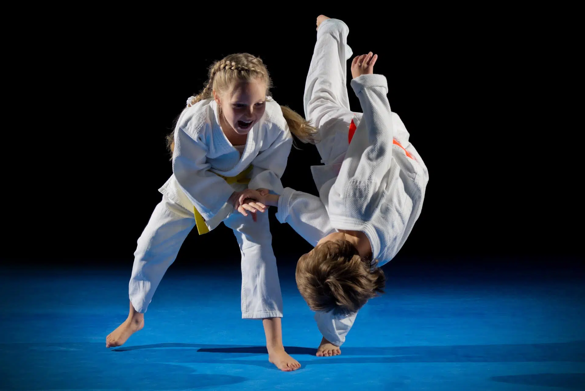 Deux enfants pratiquant le Judo
