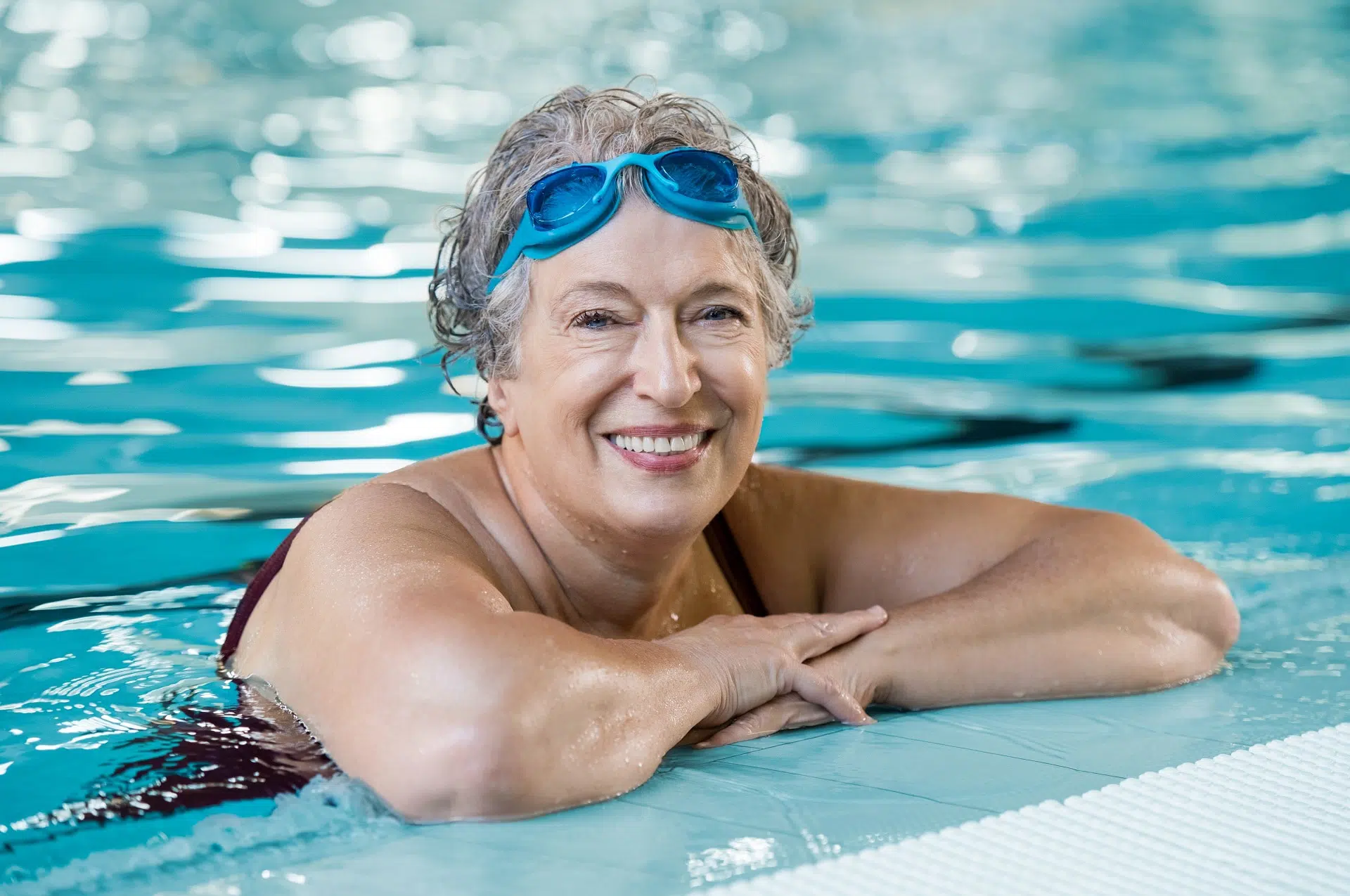 Femme âgée dans une piscine public