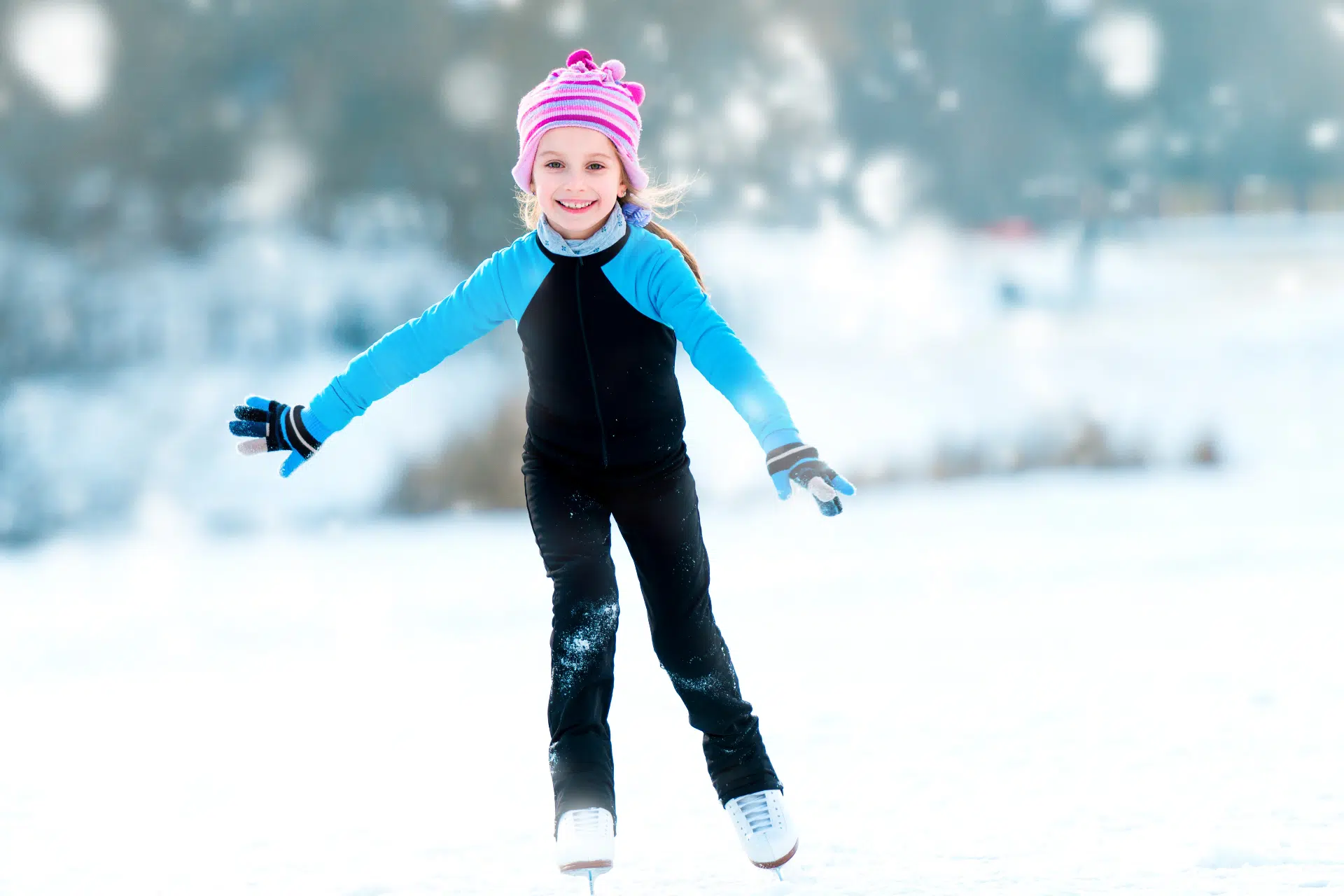 petite fille en patins à l'extérieur l'hiver