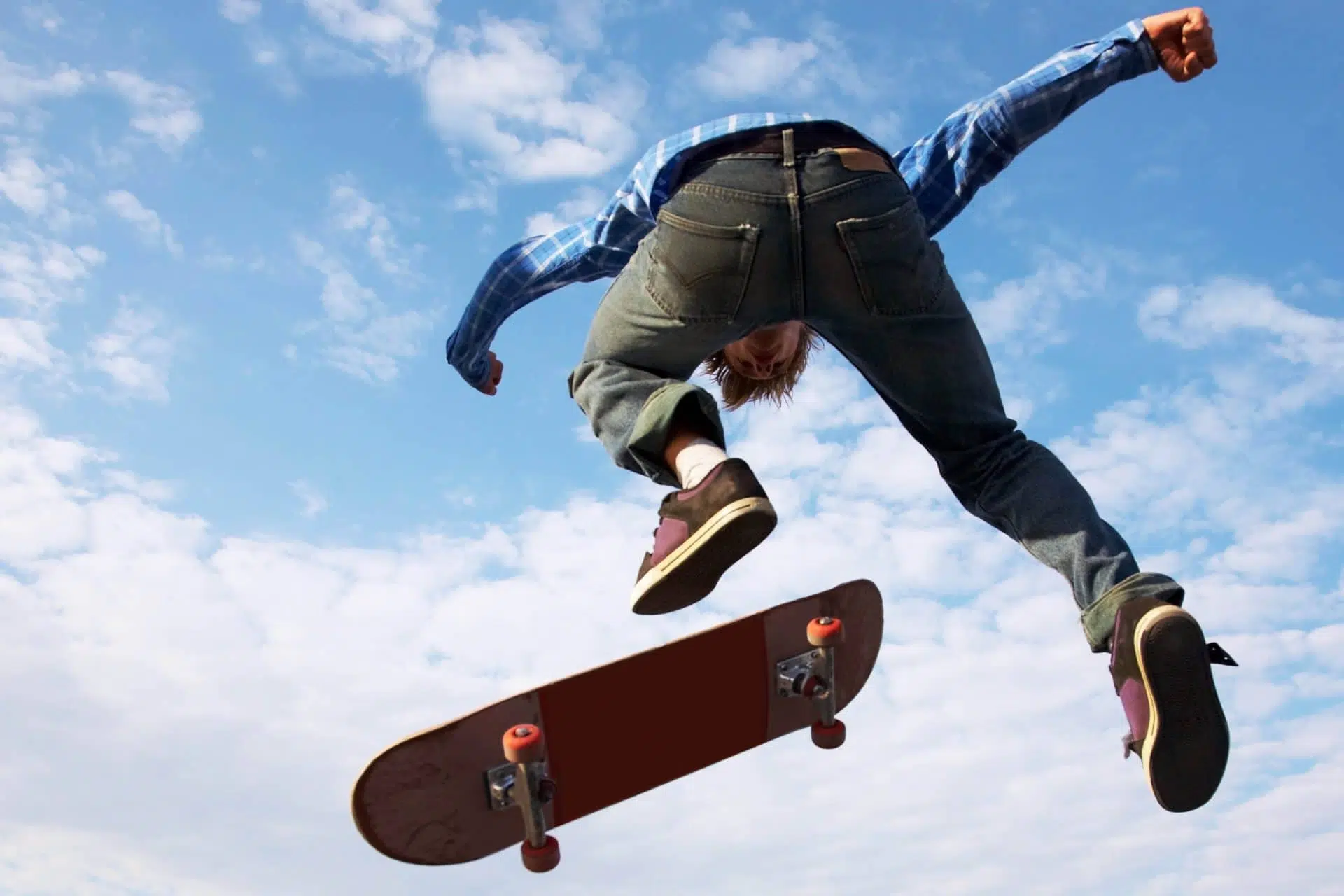 vue d'une personne faisant un saut à la planche à roulettes