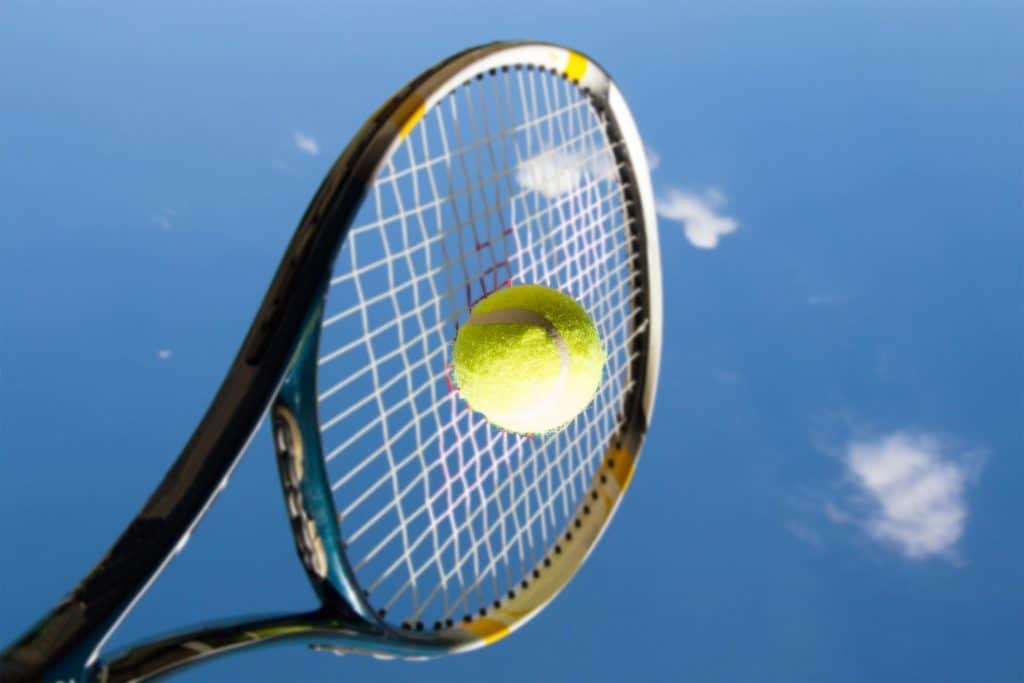 Raquette de tennis avec sa balle