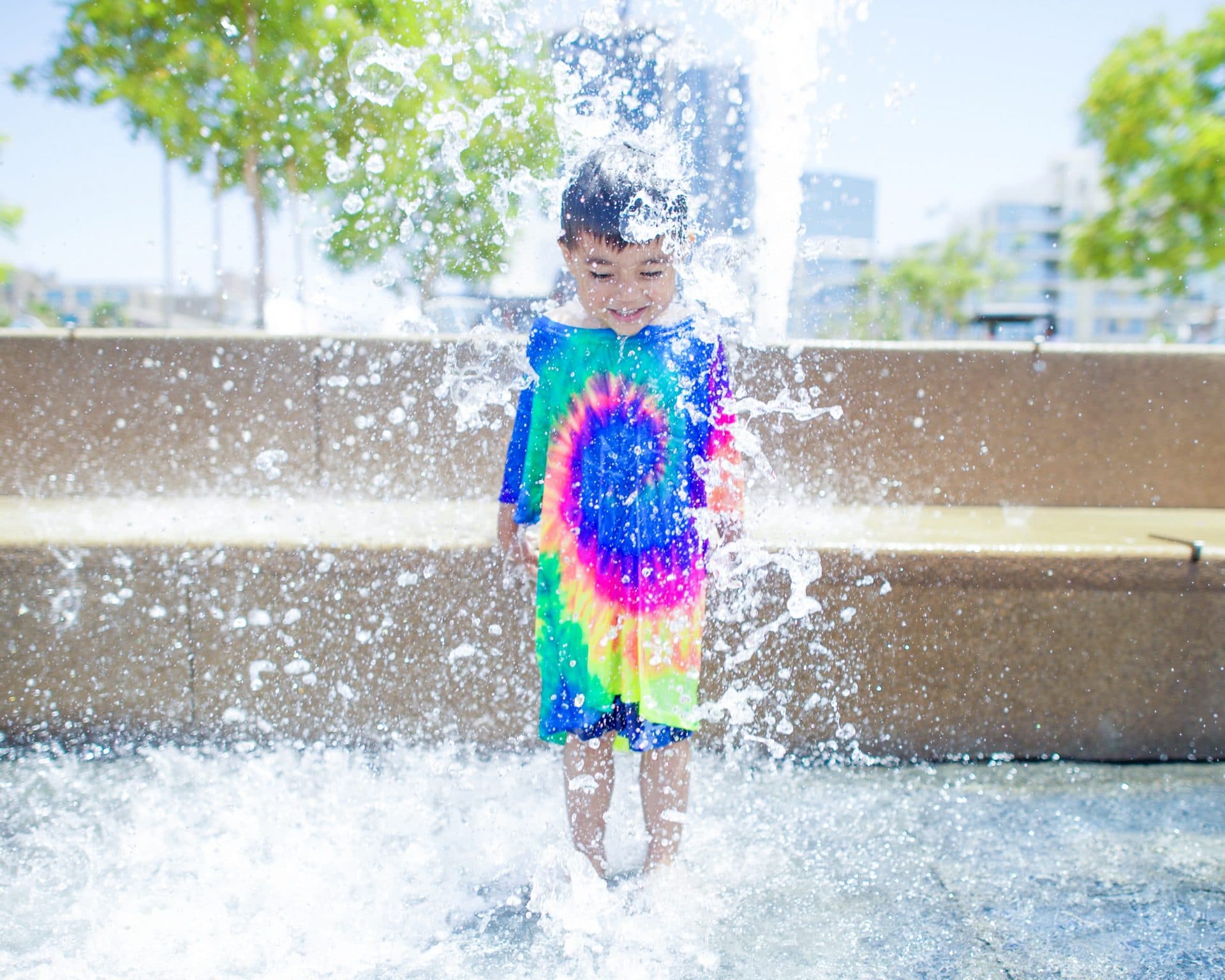 en enfant dans une jeu d'eau