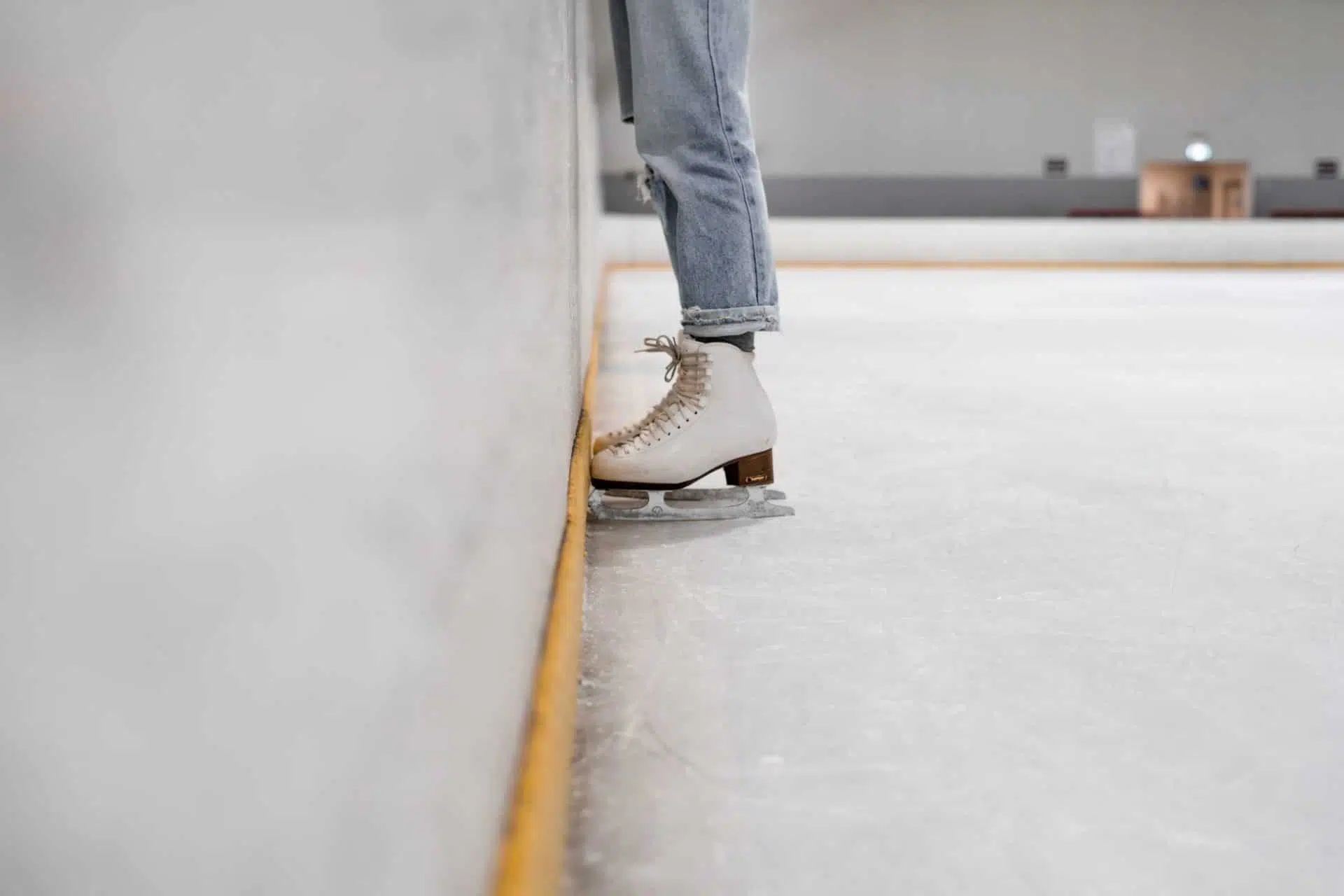 vue de jambes avec des patins sur la glace