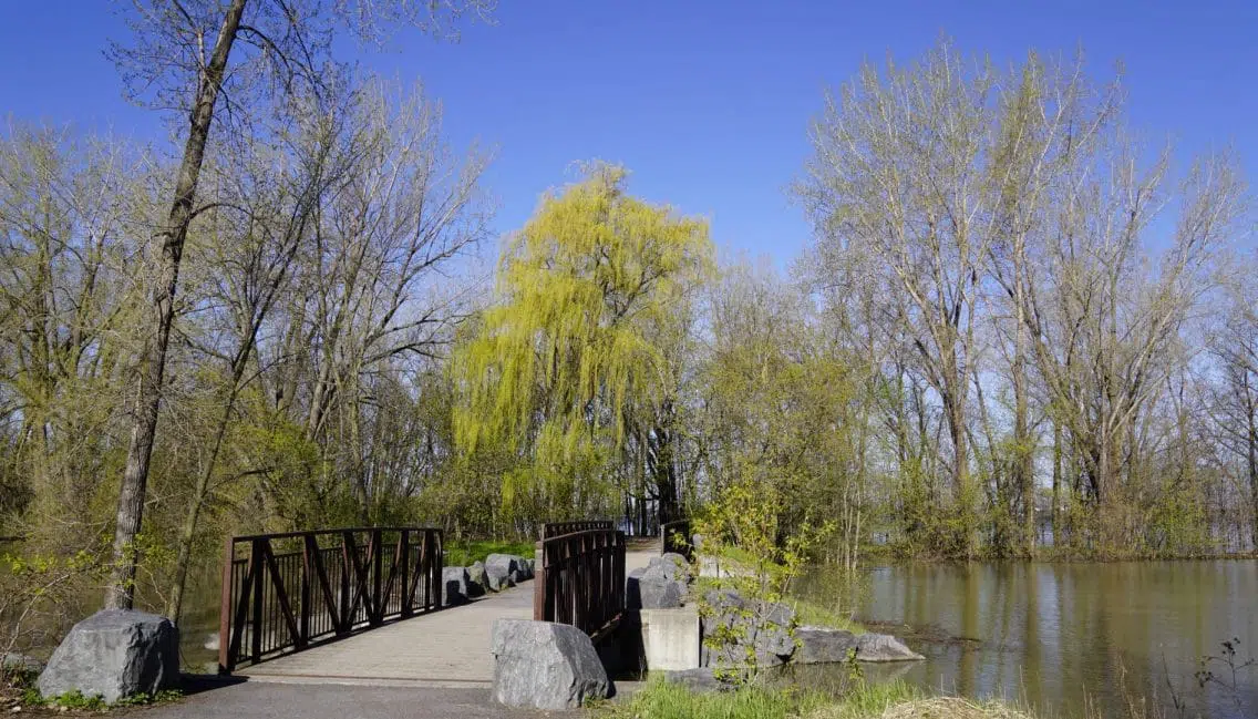 Un pont pédestre et cyclable au parc de la Frayère.