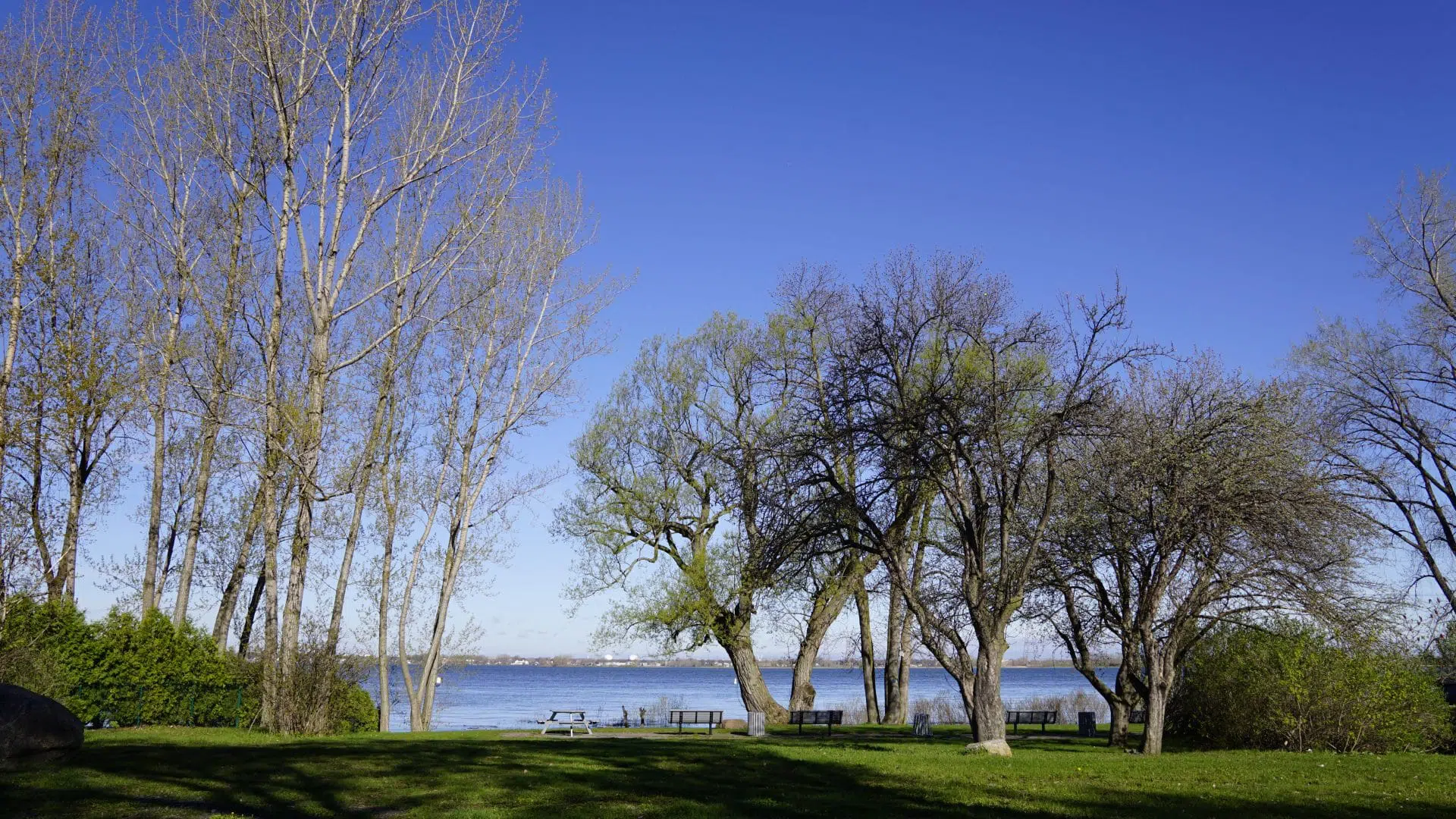 Endroit aménagé aux abords du fleuve, au parc de la Frayère.