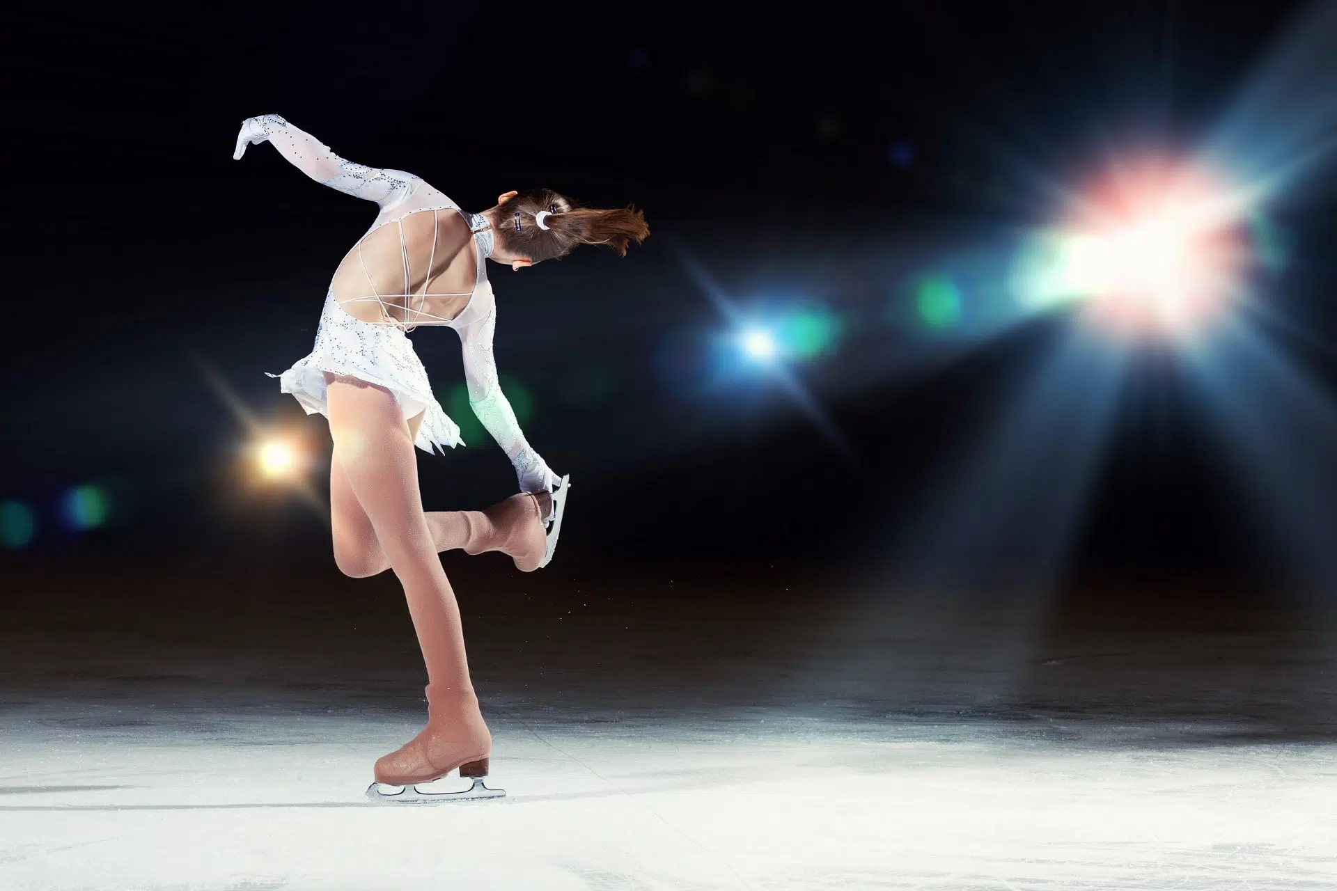 jeune femme pratiquant le patin artistique sur glace