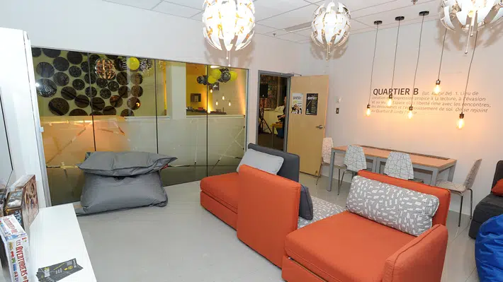 Espace de jeux avec sofa, table et chaises, Quartier B de la bibliothèque