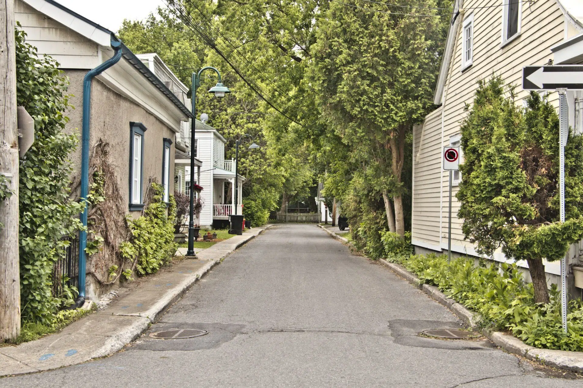 Petite rue du Vieux-Boucherville avec des maisons anciennes de chaque côté.
