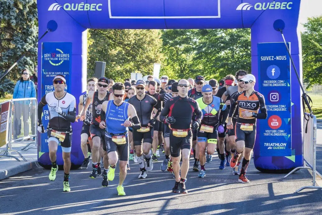 Triathlètes franchissant le fil d'arrivée