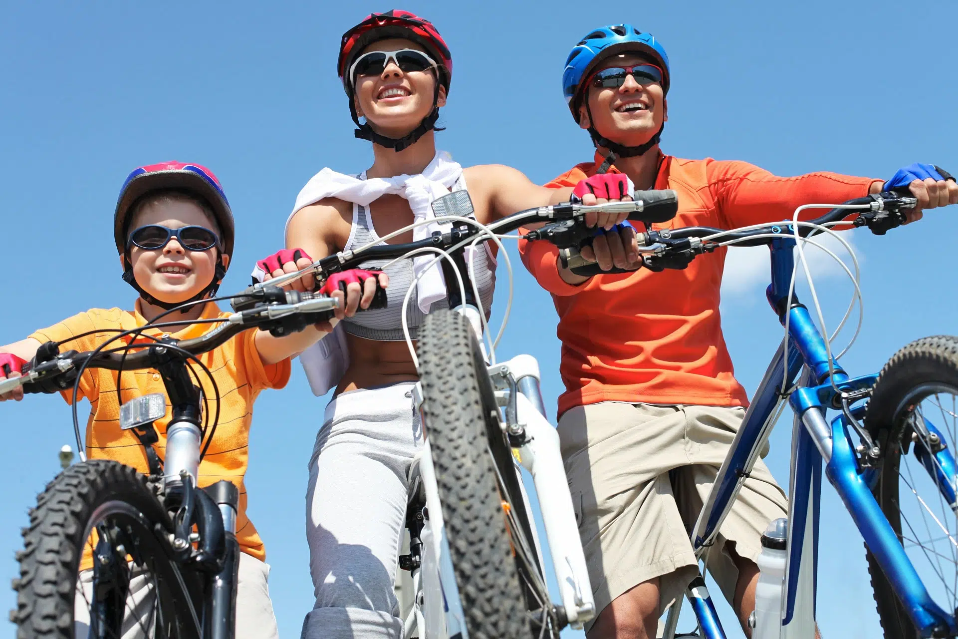 trois personnes à vélos