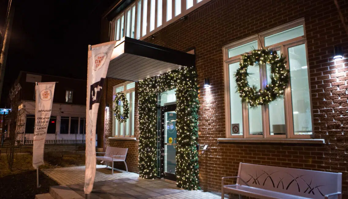 L'entrée du Café centre d'art en hiver, pendant la période des Fêtes.