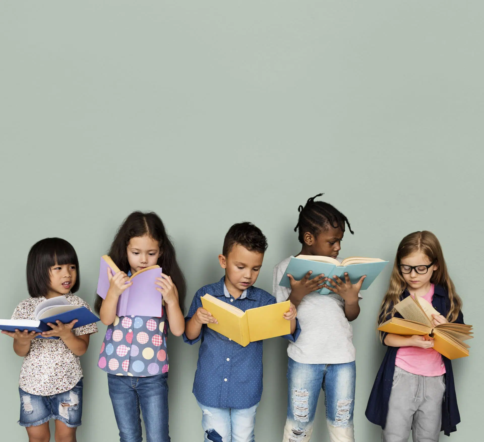 cinq enfants tenants chacun un livre ouvert