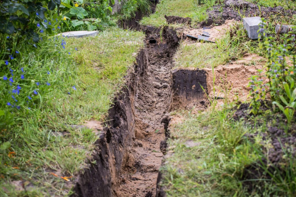 Chemin de terre creusé dans le sol pour que l'eau s'y écoule et y circule. 