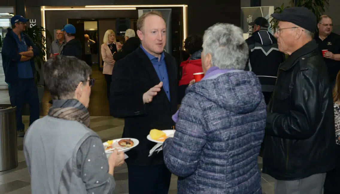 Monsieur Jean Martel, maire de Boucherville, en discussion avec des citoyens lors d'un déjeuner du maire.