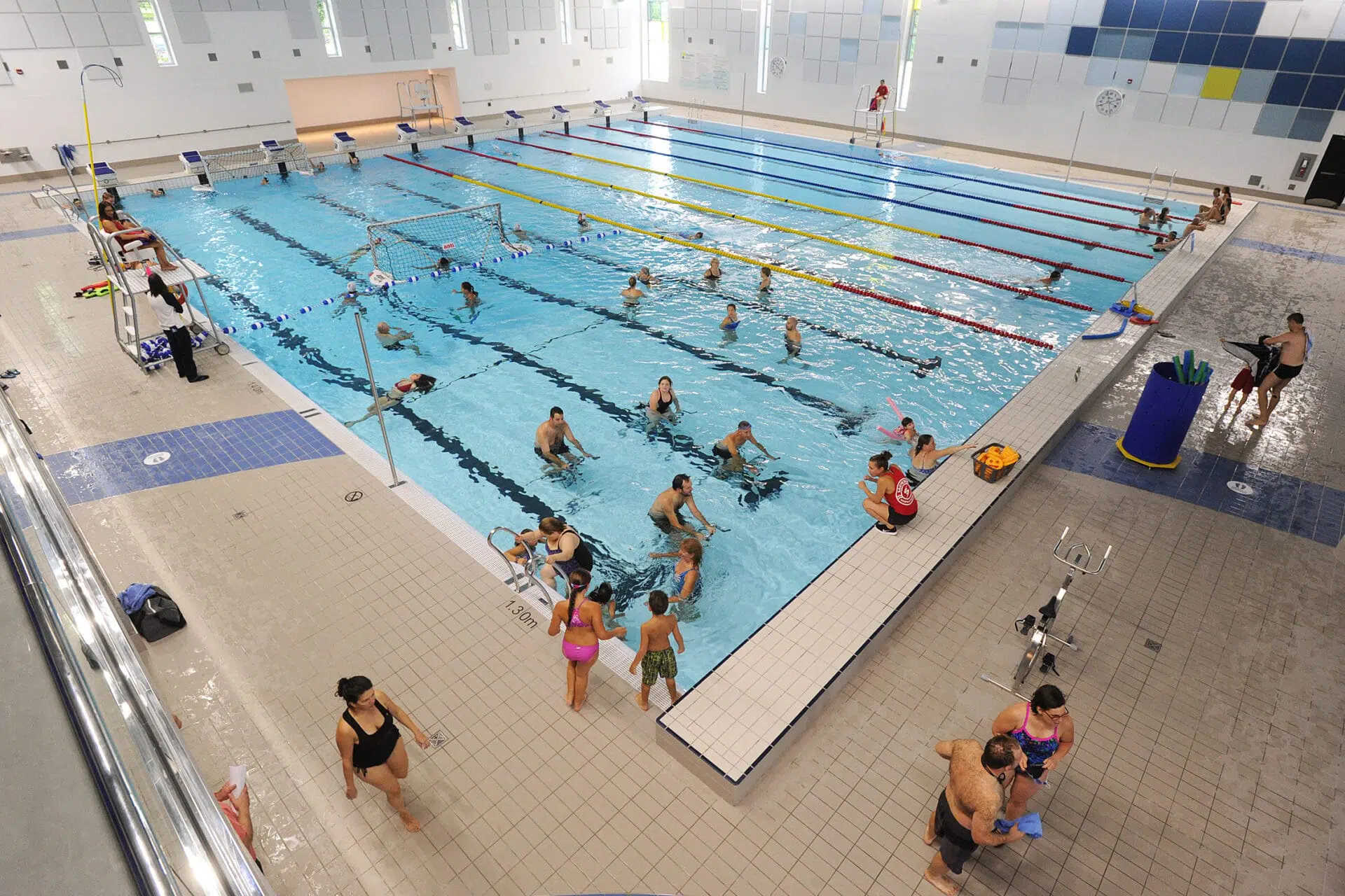 Citoyens en activité à la piscine municipale