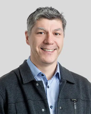 Portrait de Éric Bronsard, directeur des saines habitudes de vie et équipements sportifs à la Ville de Boucherville