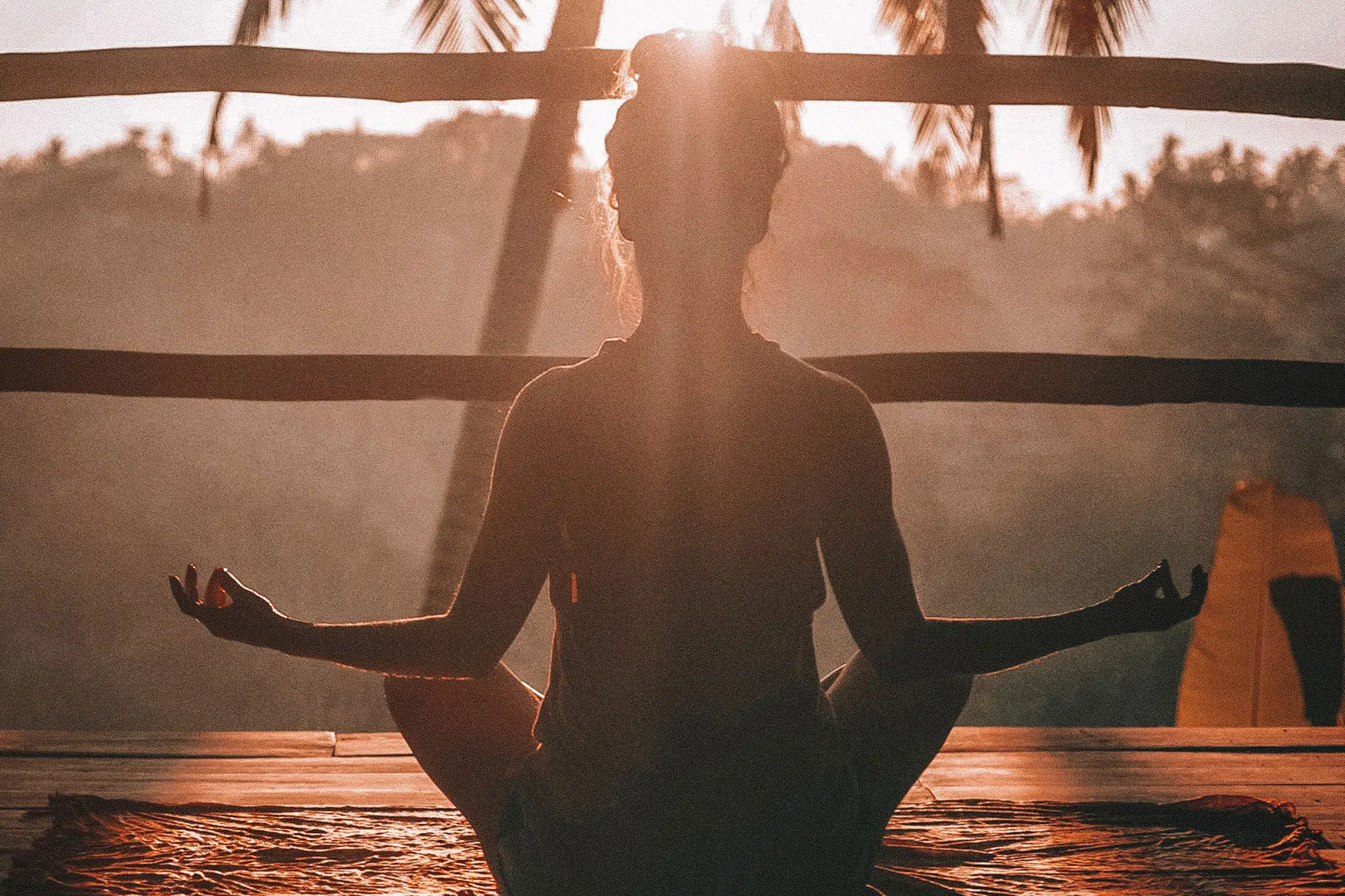 Une femme assise qui pratique la méditation,