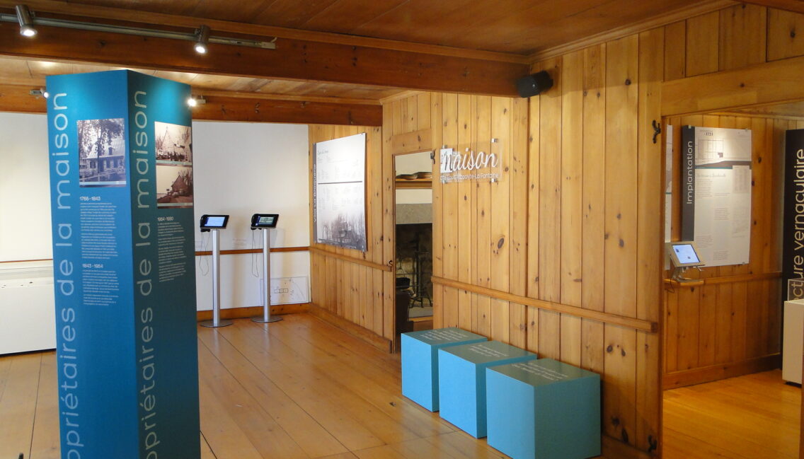 Vue de l'exposition à l'intérieur de la maison dite Louis-Hippolyte-La Fontaine.