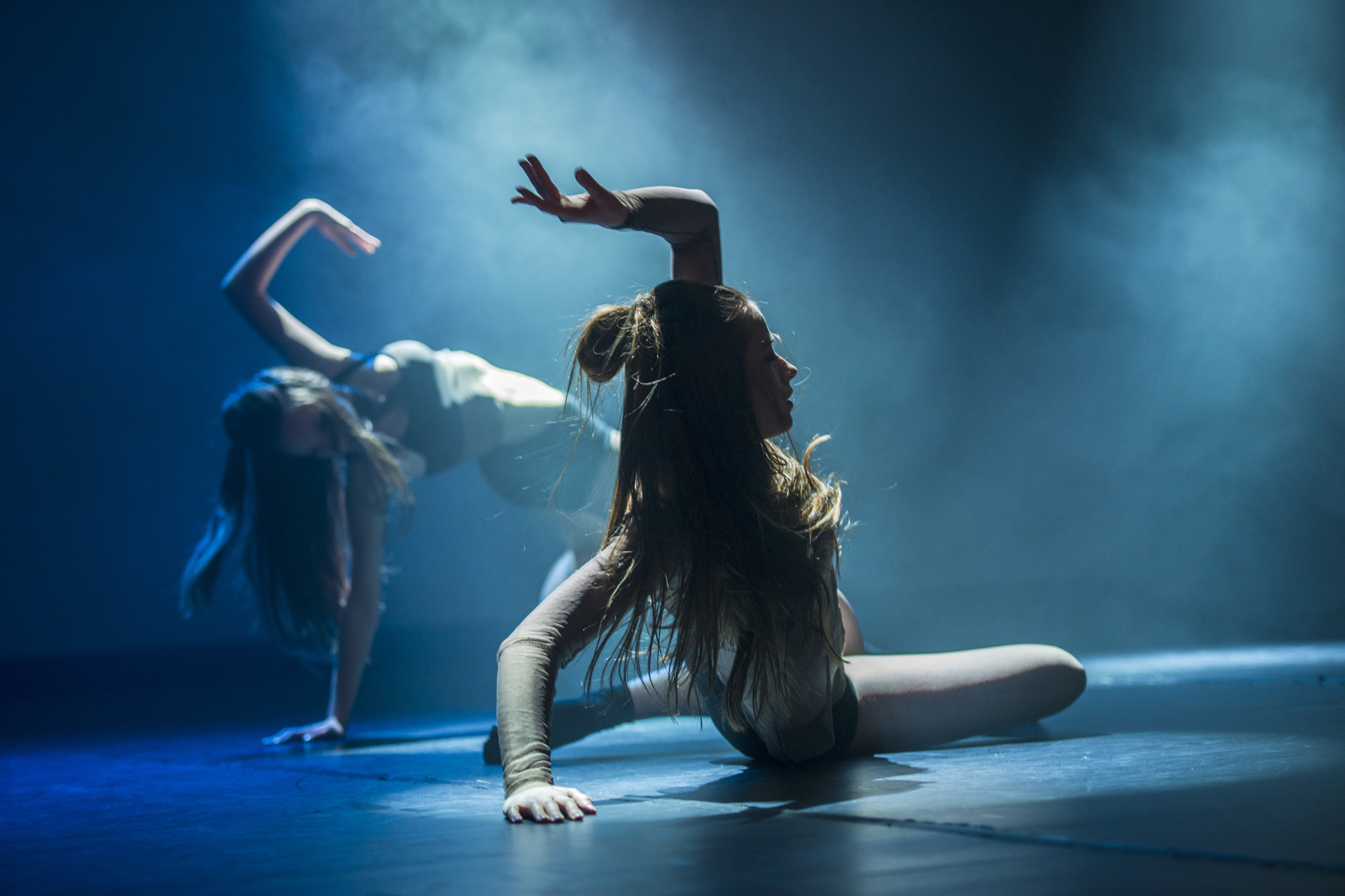 Deux danseuses sur une scène