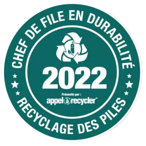 Un badge sur lequel il est écrit en blanc : Chef de file en durabilité - Recyclage des piles pour l'année 2022, sur fond vert foncé.