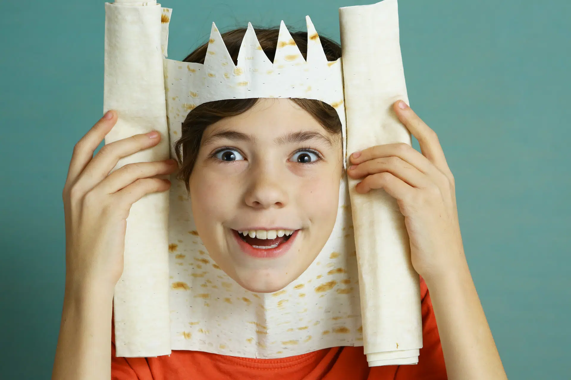 enfant ce mettant le visage dans encadré en forme de couronne
