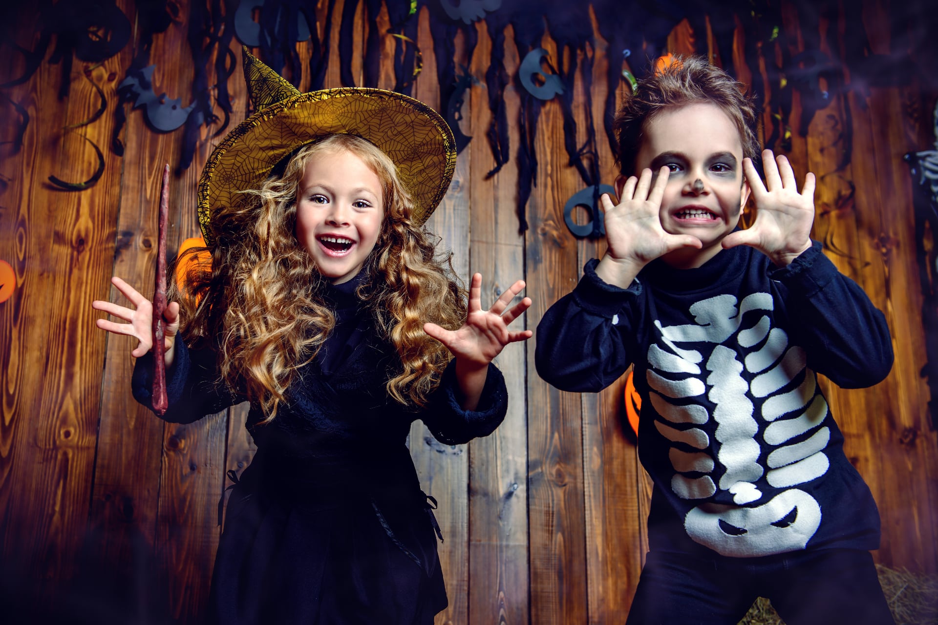 Deux enfants déguisés pour l'Halloween.