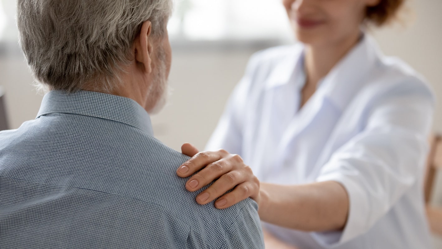 homme avec une intervenante