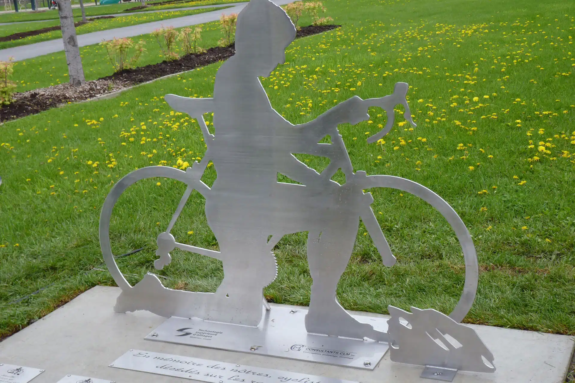 Statuette en métal représentant un enfant à vélo