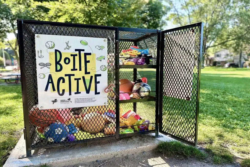 boîte en fer forgé dans un parc, contenant plusieurs équipements sportifs ou récréatifs