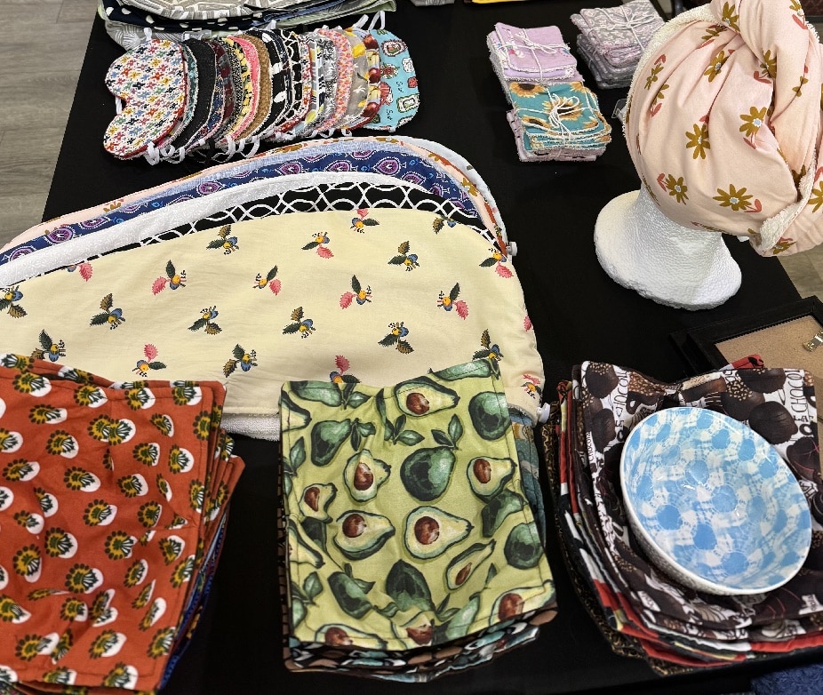 ESSUIS-MAIN, SOUS-PLATS, NAPPERONS ET AUTRES ARTICLES DE COTON COUSUS À LA MAIN