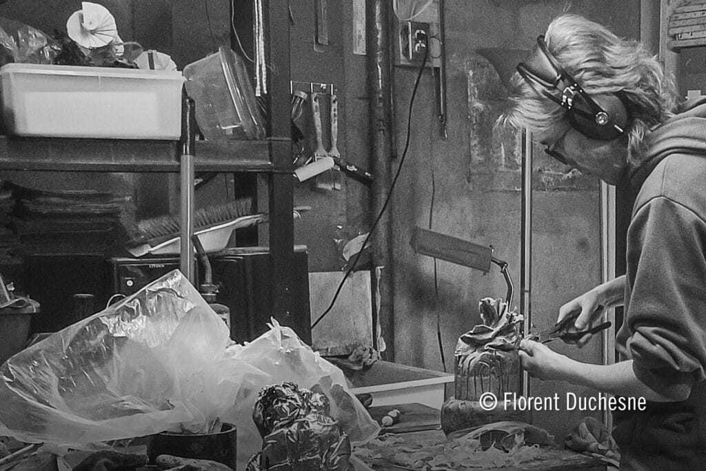 Artiste au travail dans une image noir et blanc