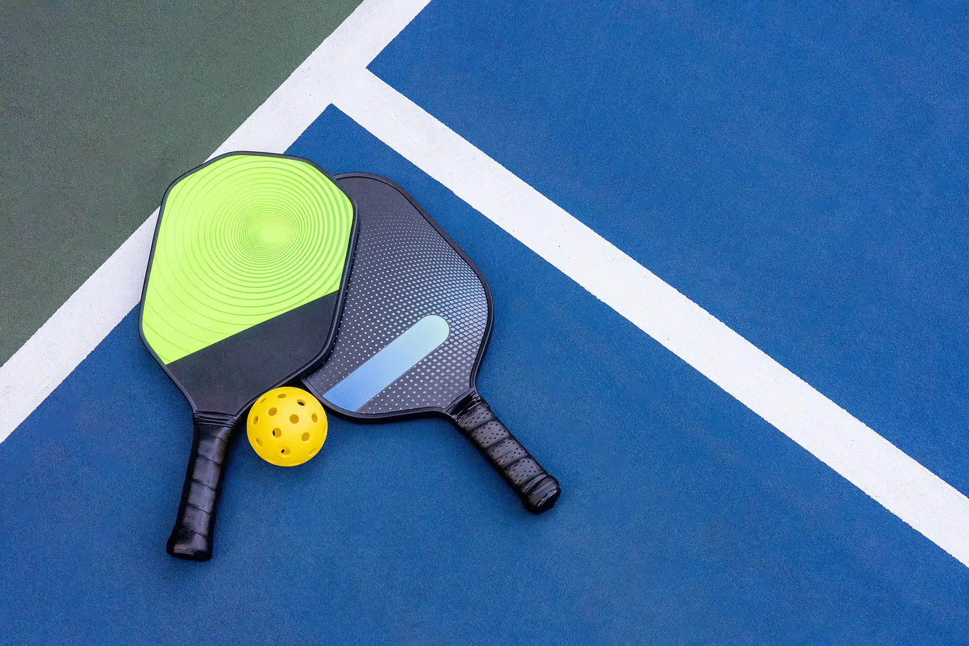 deux raquettes de pickleball et une balle