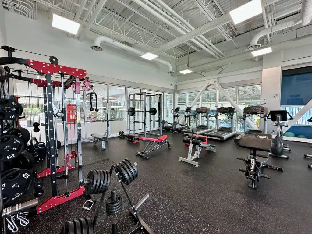Photo d'une salle d'entrainement, on y voit des machines et appareils cardio