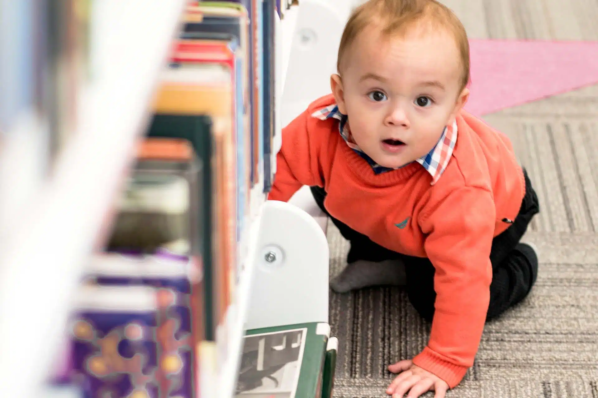 bébé à la bibliothèque