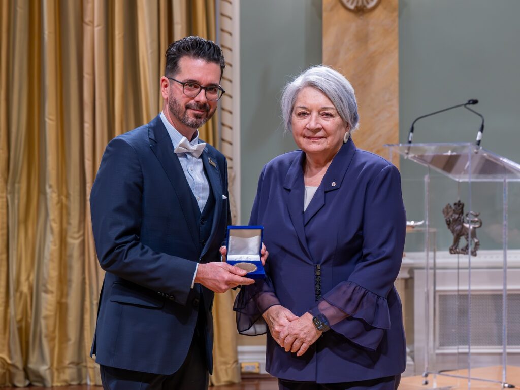 Son Excellence la très honorable Mary Simon, gouverneure générale du Canada, remet le Prix d’histoire du Gouverneur général à M. François Desmarais, à Rideau Hall, à Ottawa, le 23 janvier 2026.