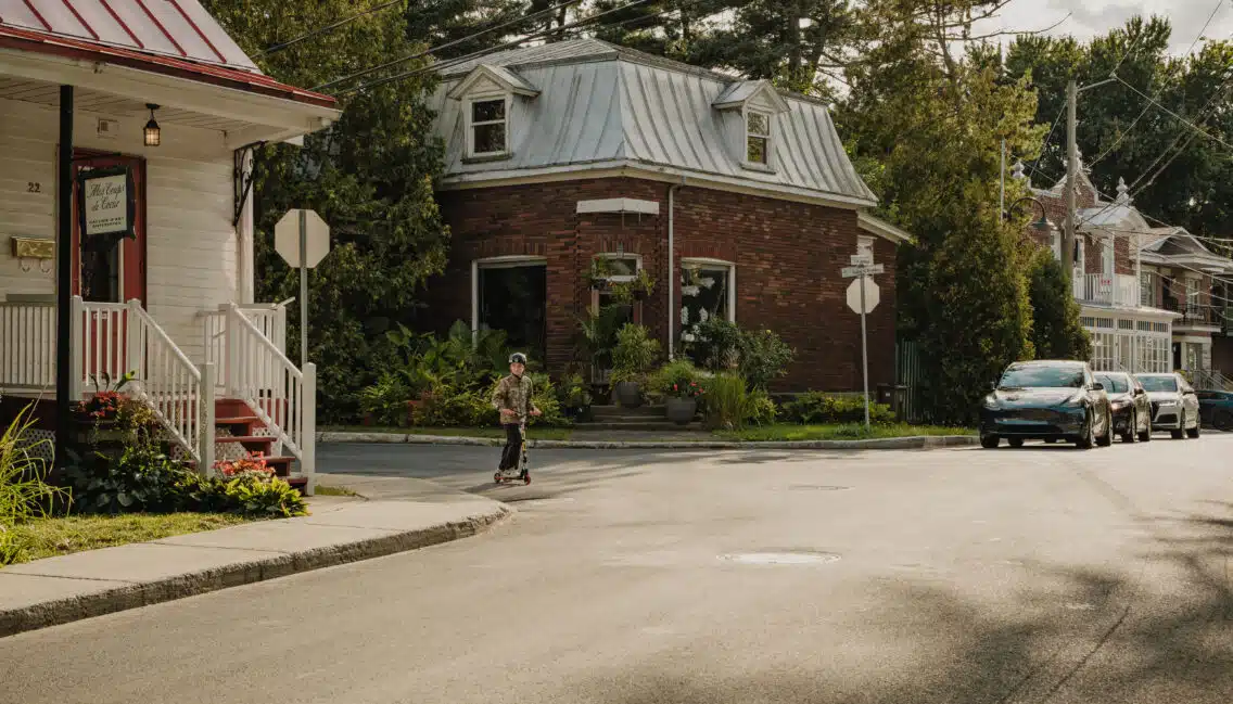 Garçon en trottinette qui traverse la rue