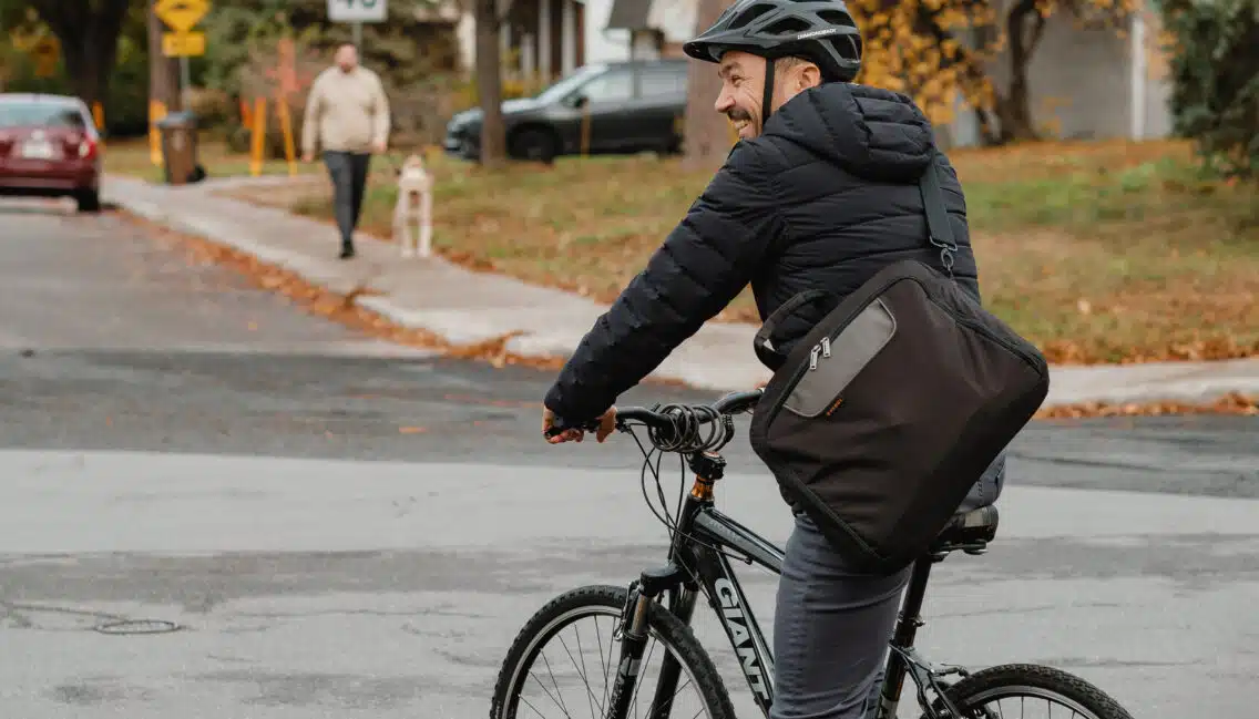 Homme à vélo en automne se rendant au travail
