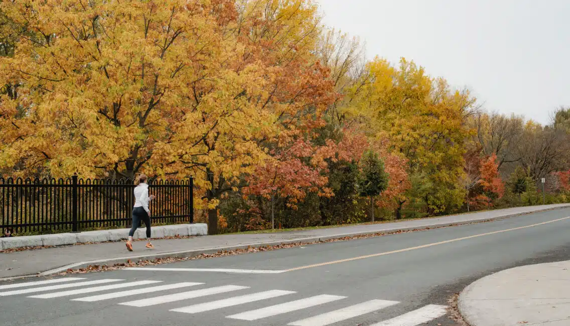 Femme qui courre en automne