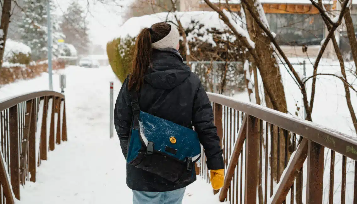 Jeune femme de dos en hiver