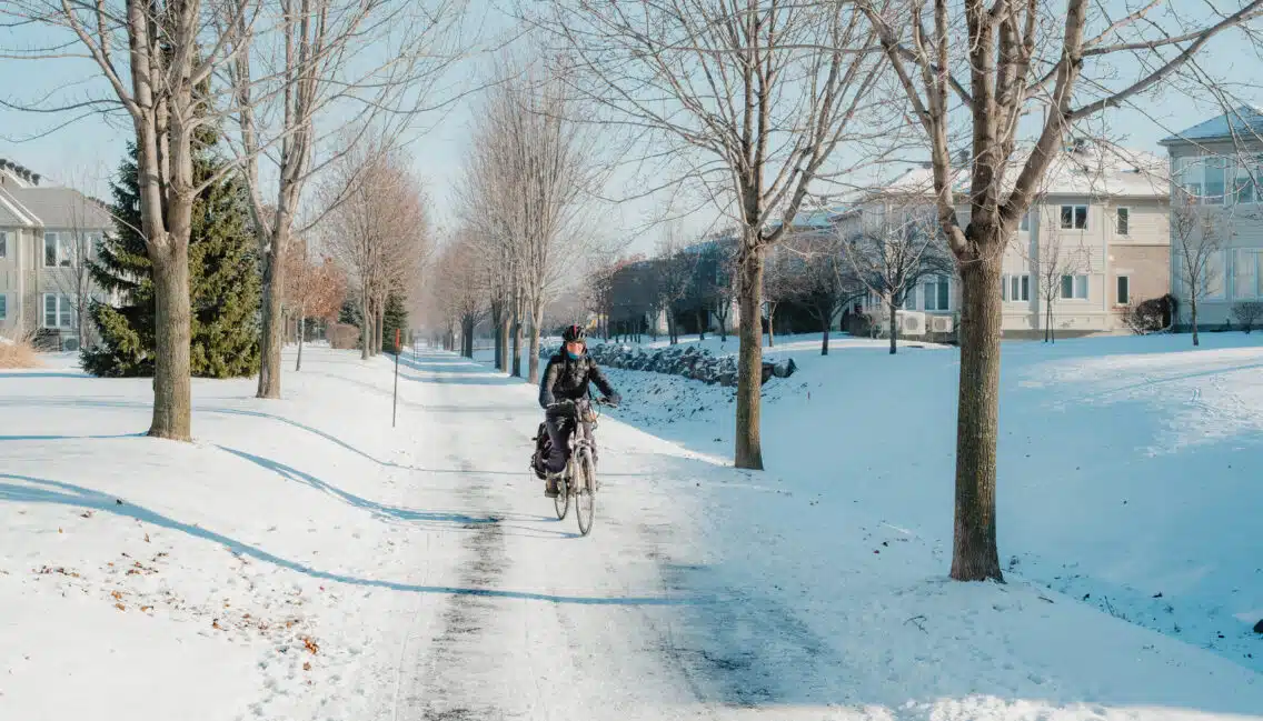 Femme à vélo en hiver