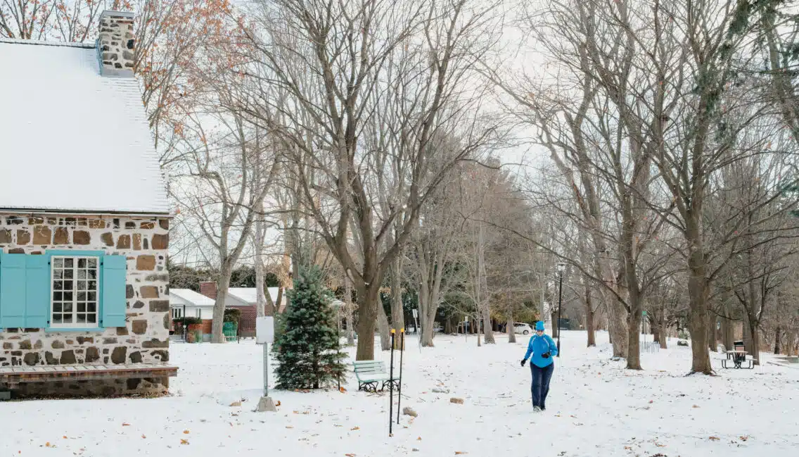 Femme qui court en hiver