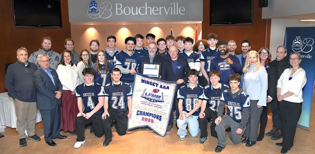 Au centre, Dominic Picard, président du conseil d'administration du Club de football Grizzlis de Boucherville, entouré de joueurs de l'équipe Midget AAA, d'entraîneurs, du maire Jean Martel et des conseillers municipaux.