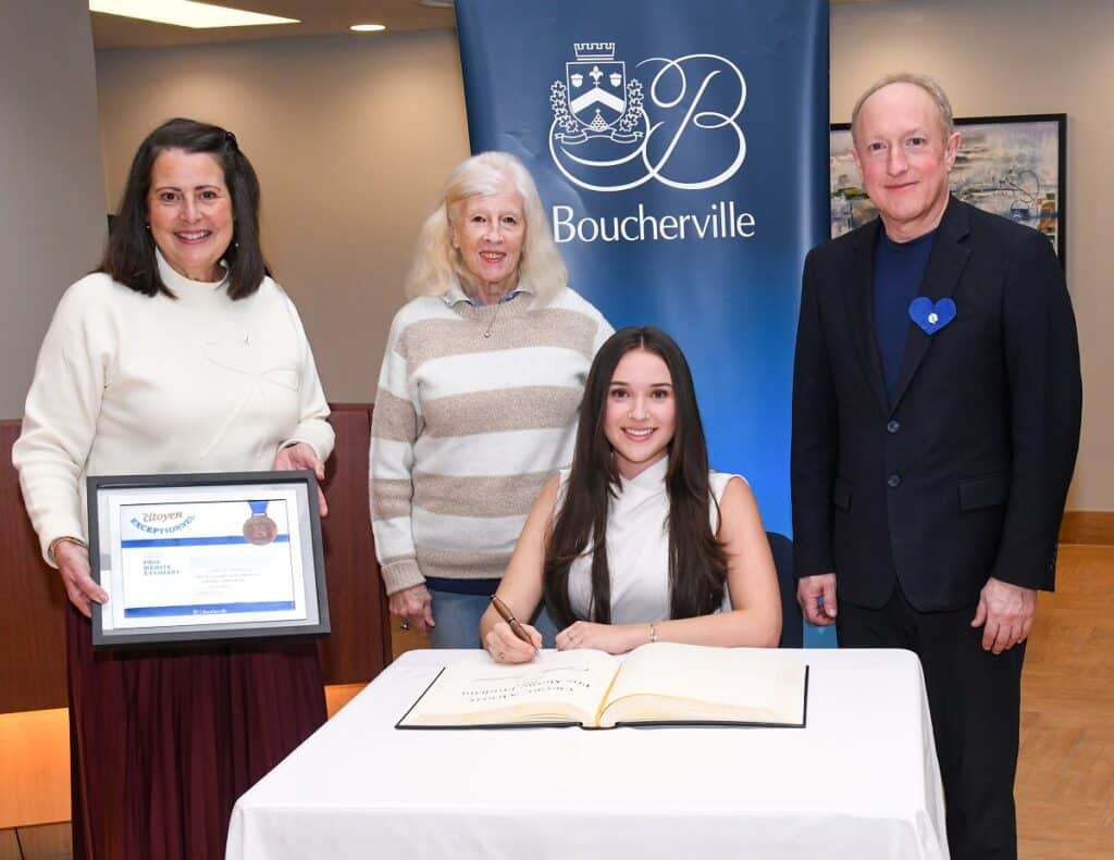 De gauche à droite : Isabelle Bleau, conseillère municipale et porte-parole de l'Ordre du mérite, Florence Junca-Adenot, présidente de la Corporation des fêtes du 350e anniversaire de Boucherville, Camila Bernard, récipiendaire du prix Mérite étudiant de 2026, et Jean Martel, maire de Boucherville.