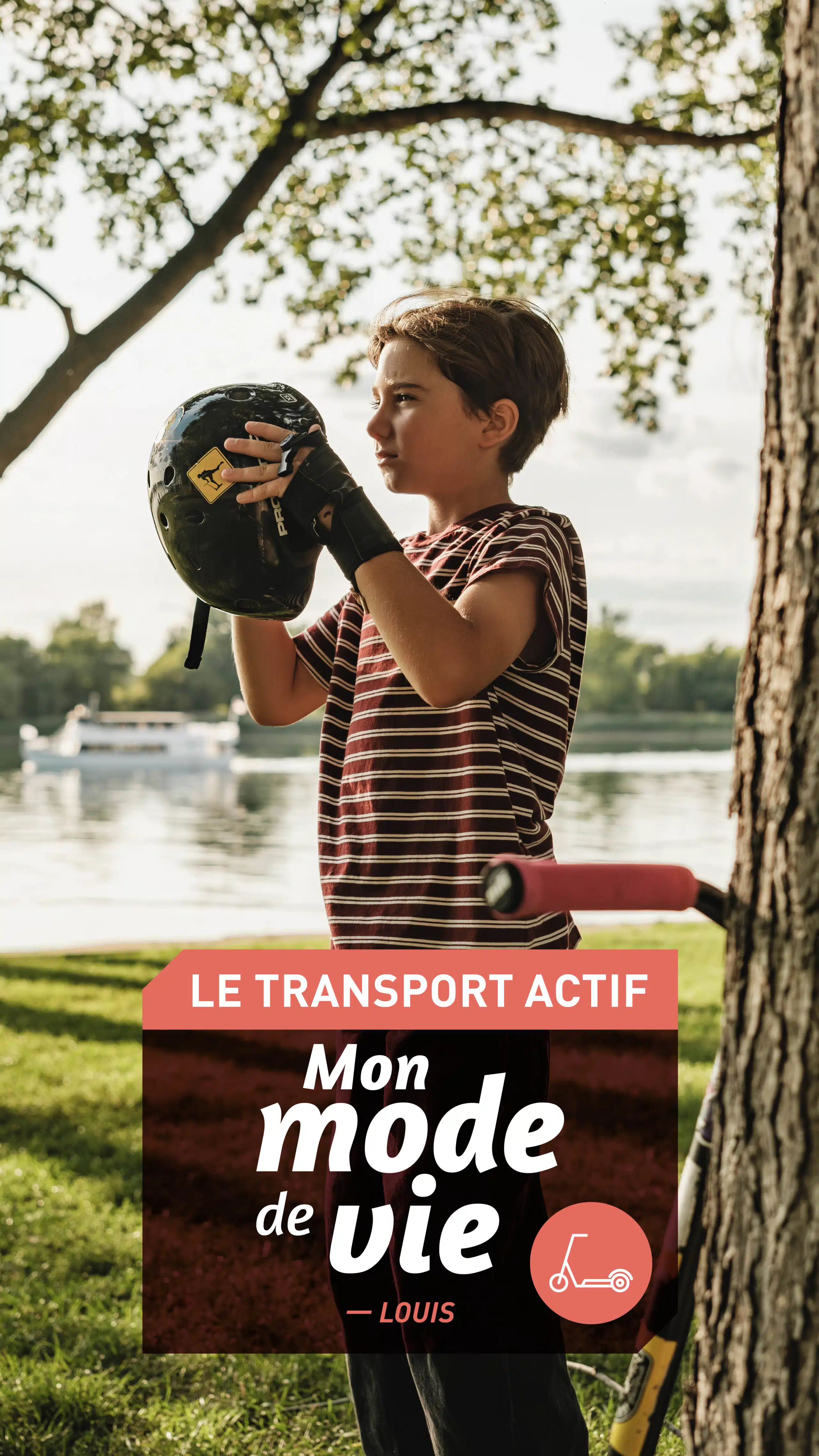 Garçon qui met son casque de vélo