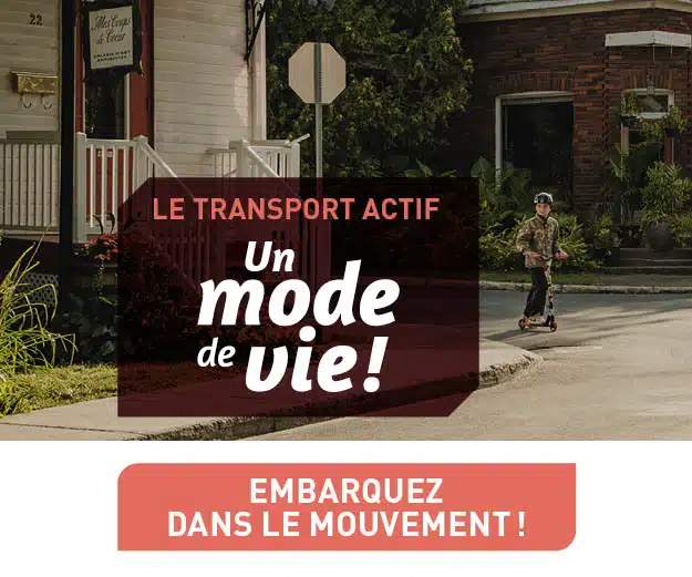 Garçon à trottinette qui traverse la rue