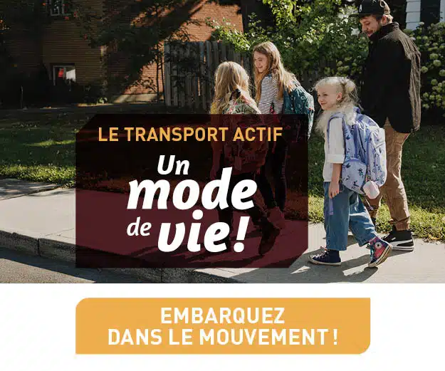 Papa qui marche avec ses enfants vers l'école