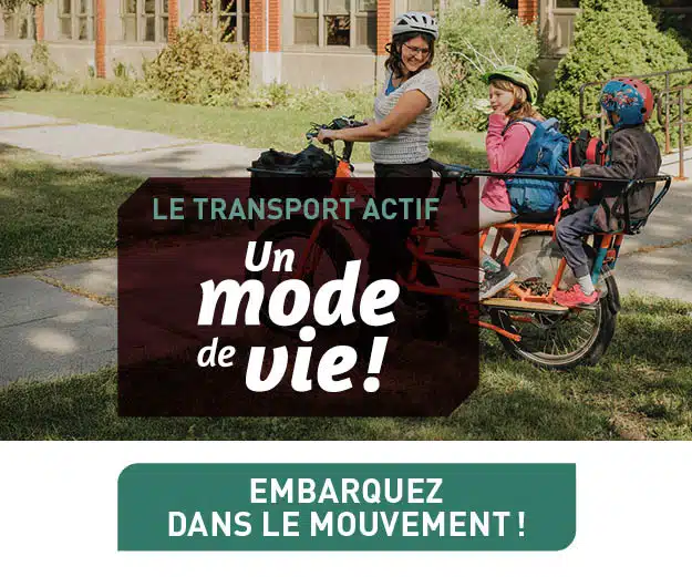 Famille à vélo sur un vélo cargo