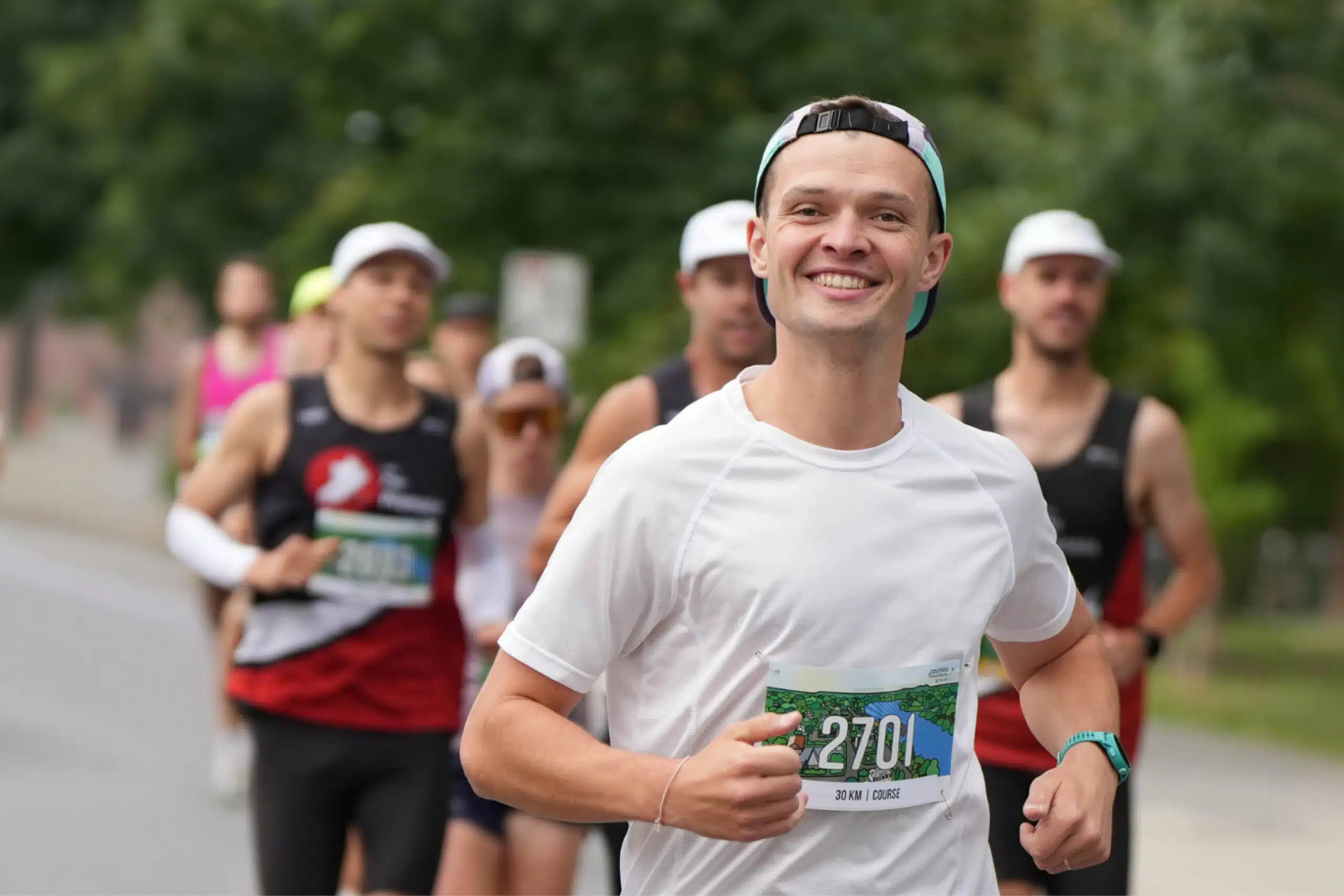 jeune homme qui participe à une course à l'extérieur
